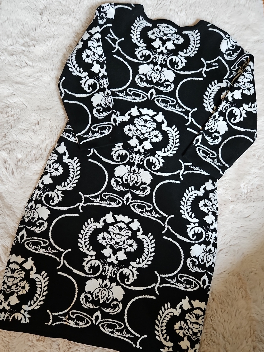 The Limited Black and White Long Sleeve Floral Medallion Dress - Picture 4 of 4